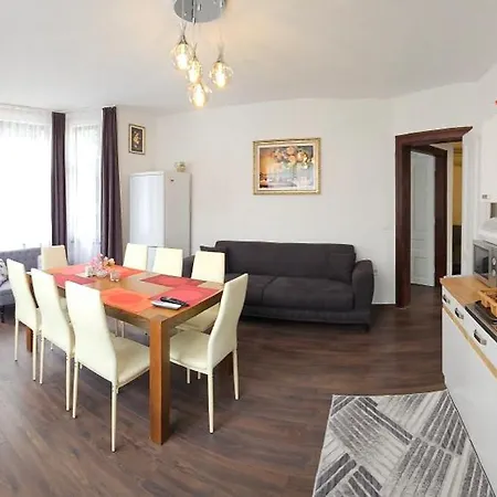 юлия делукс Ii Apartment *